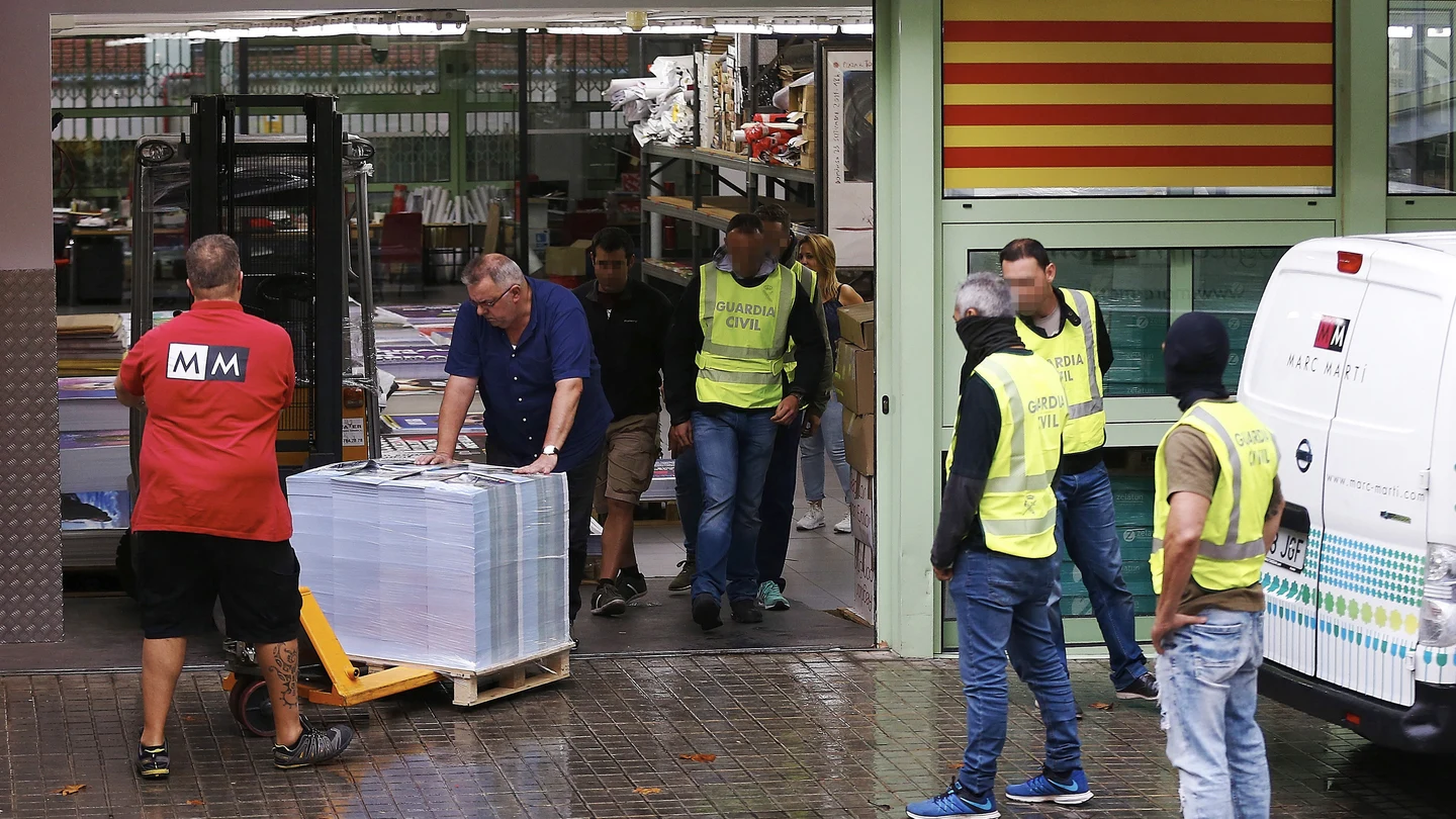 Imagen de la Guardia Civil durante la intervención de carteles de publicidad del referéndum del 1 de octubre en una nave industrial de Cataluña Imagen de la Guardia Civil durante la intervención de carteles de publicidad del referéndum del 1 de octubre en una nave industrial de Cataluña