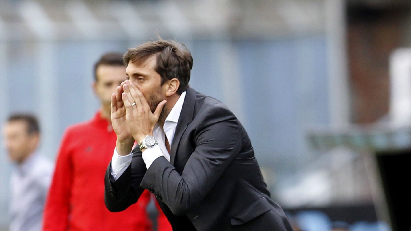 Luis Zubeld&iacute;a da instrucciones a sus jugadores desde la banda