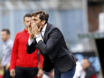 Luis Zubeldía da instrucciones a sus jugadores desde la banda Luis Zubeldía da instrucciones a sus jugadores desde la banda