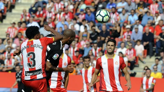 Nzonzi remata de cabeza Nzonzi remata de cabeza