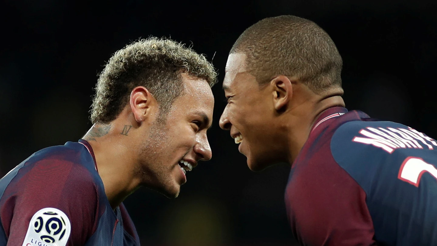 Neymar y Mbappé celebrando el gol del PSG Neymar y Mbappé celebrando el gol del PSG
