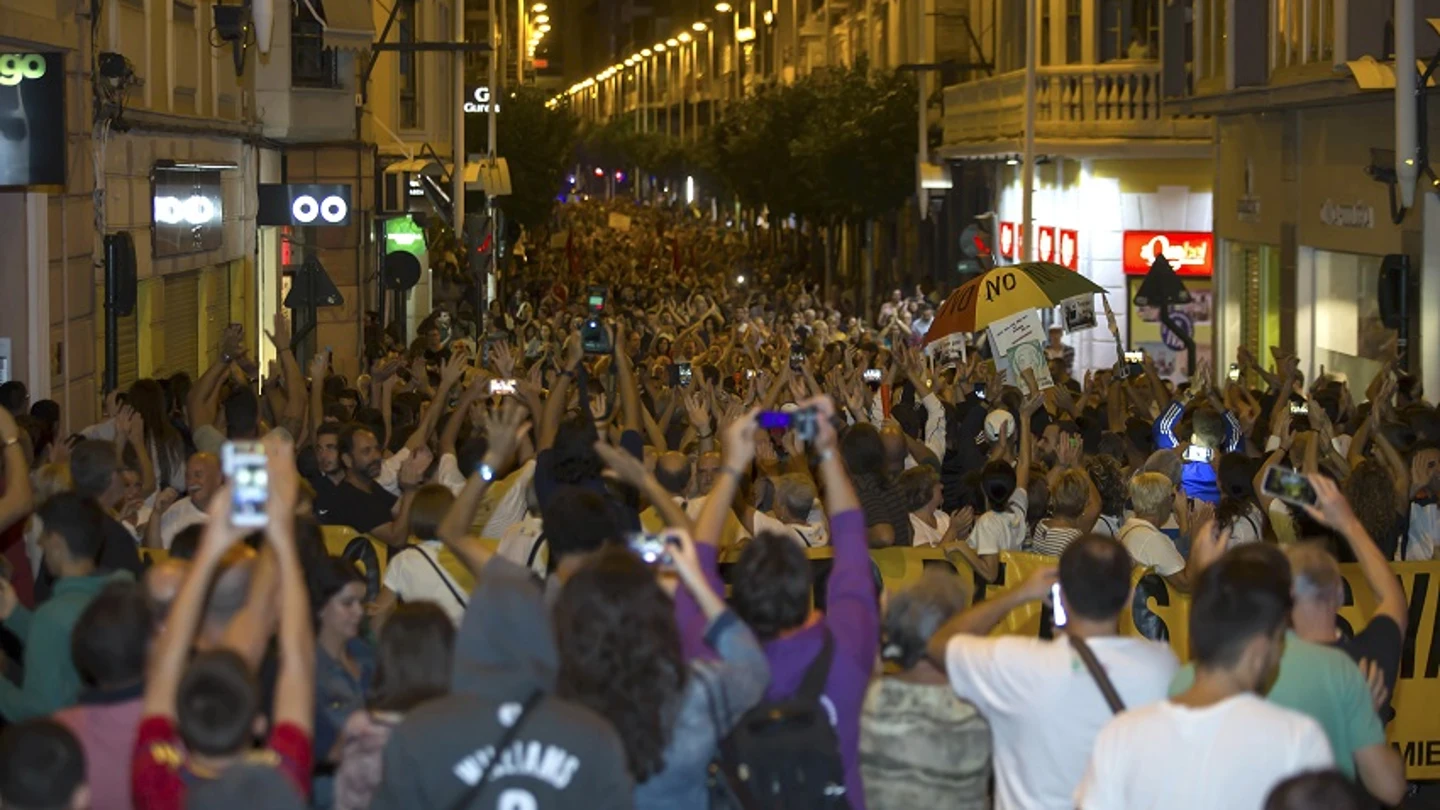 Miles de personas se han manifestado por las calles de Murcia ante la imposibilidad de protestar ocupando los raíles del AVE Miles de personas se han manifestado por las calles de Murcia ante la imposibilidad de protestar ocupando los raíles del AVE