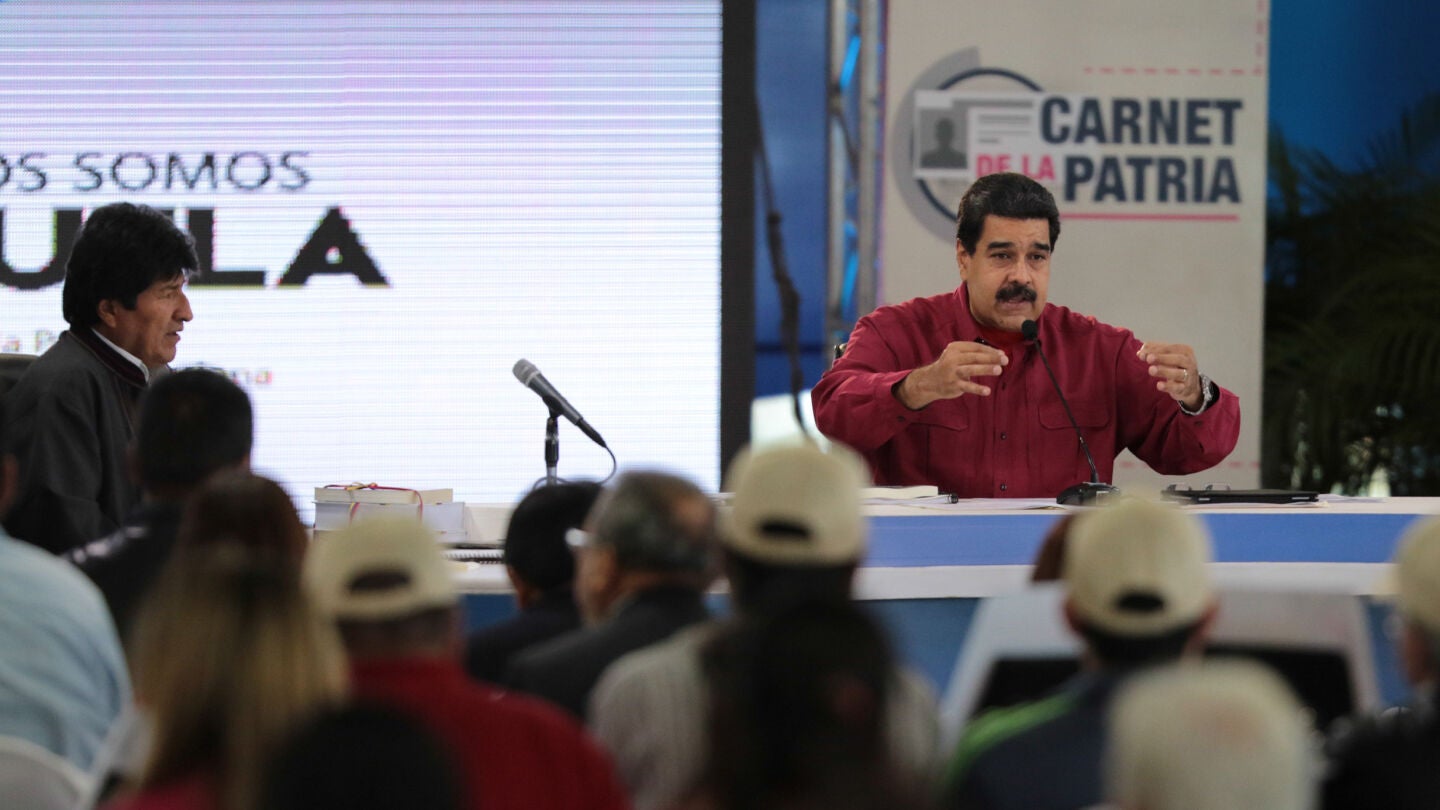 Nicol&aacute;s Maduro junto a Evo Morales en un evento televisado 