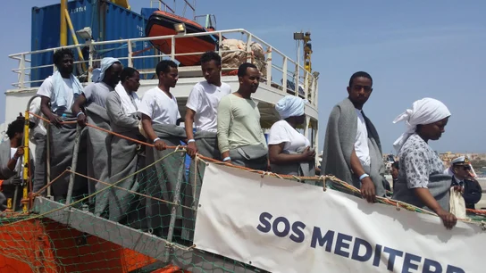 Un grupo de migrantes rescatados en alta mar desembarcan en Lampedusa (Italia) Un grupo de migrantes rescatados en alta mar desembarcan en Lampedusa (Italia)