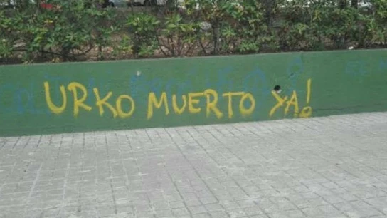 Un muro pintado con amenazas de muerte hacia Urko Un muro pintado con amenazas de muerte hacia Urko