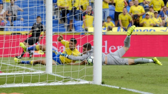 Calleri intenta batir a Kepa
