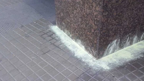 Esquina cubierta con azufre prohibido