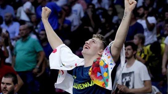 Luka Doncic celebra el triunfo de Eslovenia Luka Doncic celebra el triunfo de Eslovenia