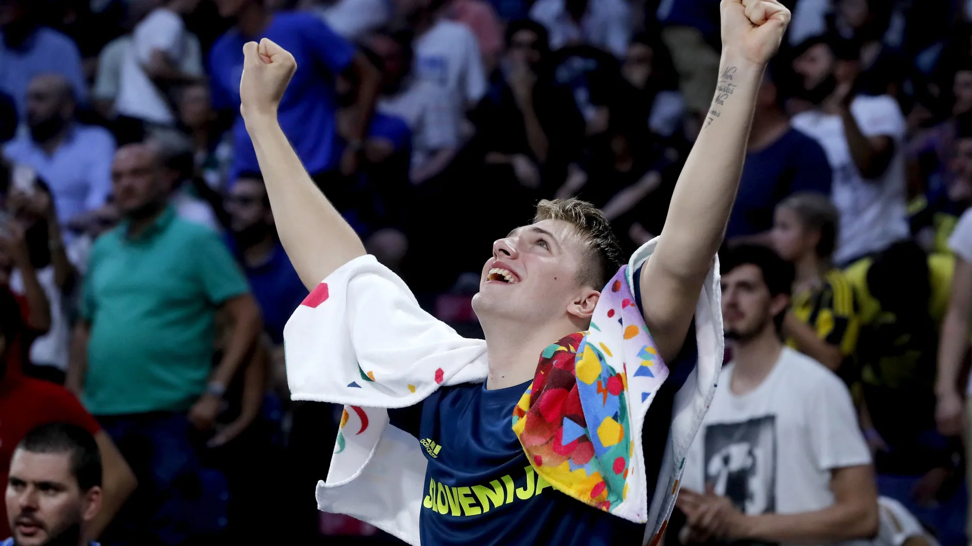 Luka Doncic celebra el triunfo de Eslovenia