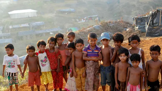 Un grupo de niños de la etnia musulmana rohinyá posan en un campamento de refugiados Un grupo de niños de la etnia musulmana rohinyá posan en un campamento de refugiados