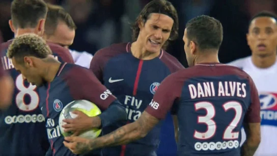 Neymar y Cavani se 'pelearon' por tirar faltas y penaltis Neymar y Cavani se 'pelearon' por tirar faltas y penaltis
