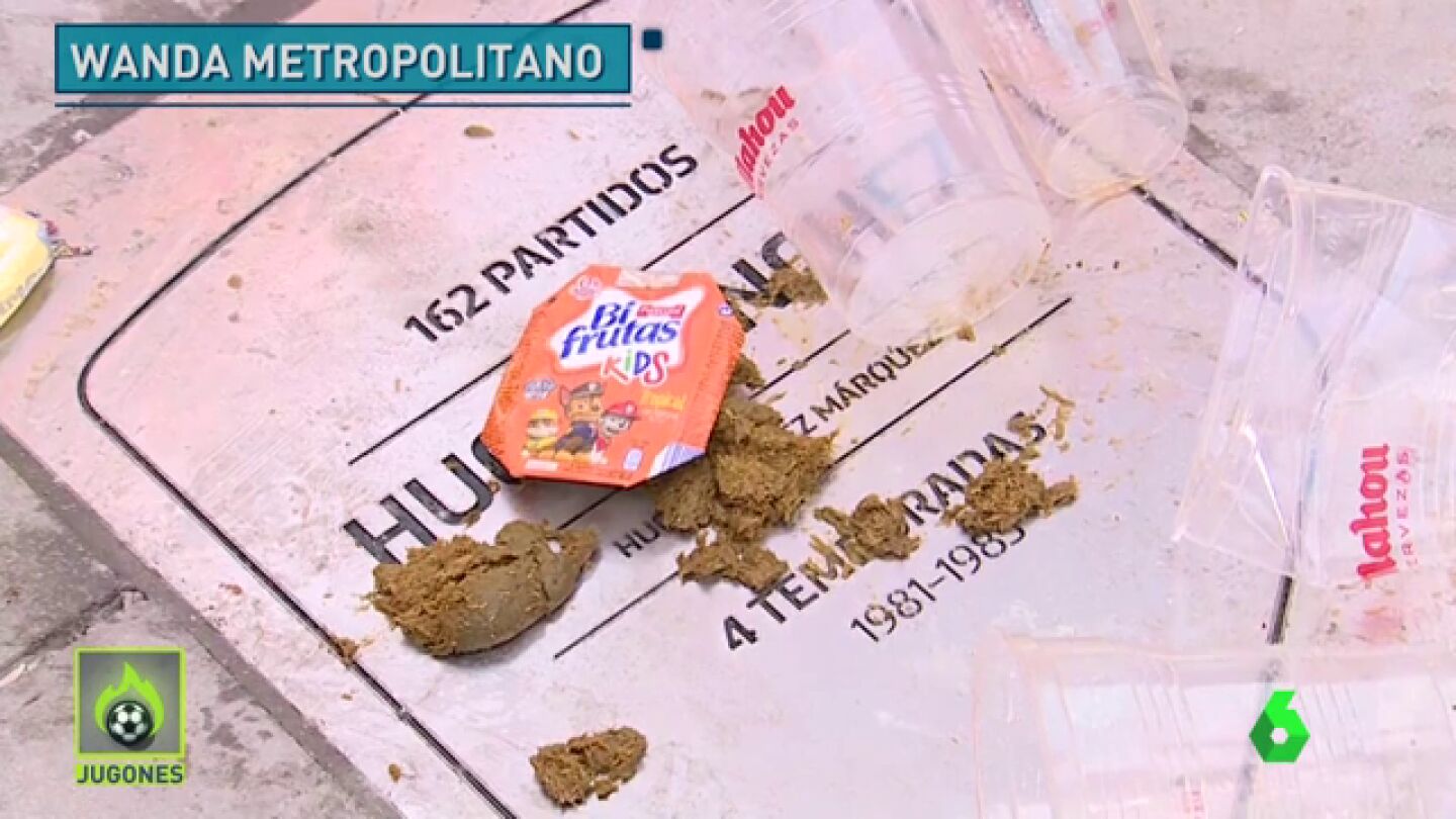 LA PLACA DE HUGO S&Aacute;NCHEZ, MANCHADA, PISOTEADA...