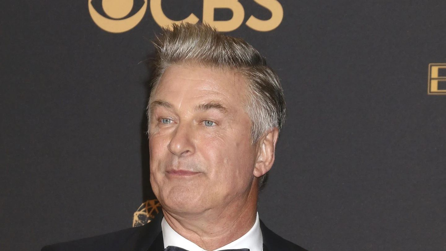 El actor estadouniense Alec Baldwin posa con el galardón El actor estadouniense Alec Baldwin posa con el galardón
