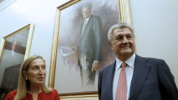 Ana Pastor junto a su predecesor como presidente del Congreso, Jesús Posada, durante la colocación del retrato oficial