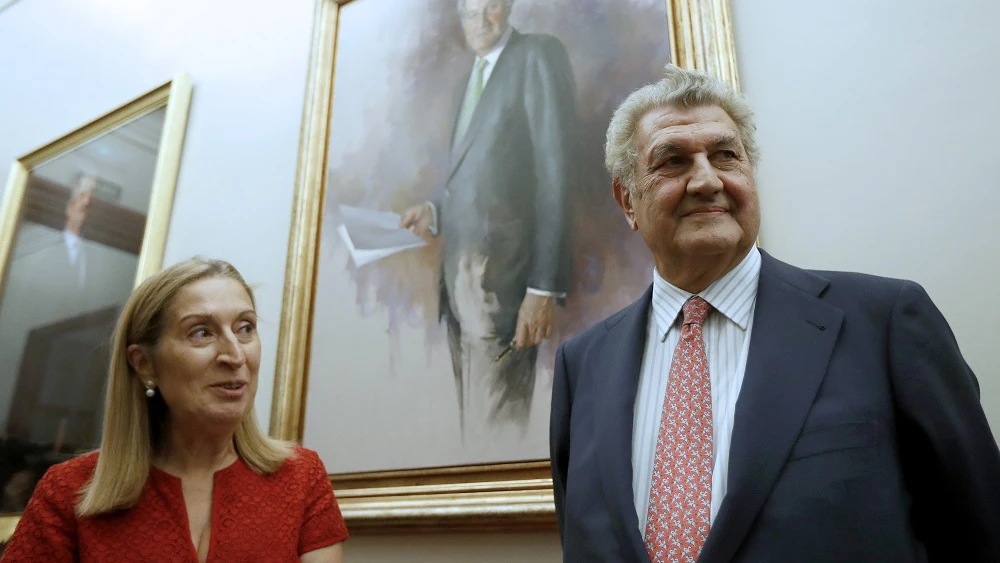 Ana Pastor junto a su predecesor como presidente del Congreso, Jesús Posada, durante la colocación del retrato oficial