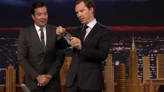 El sorprendente truco que realizó el actor Benedict Cumberbatch en un programa de televisión El sorprendente truco que realizó el actor Benedict Cumberbatch en un programa de televisión