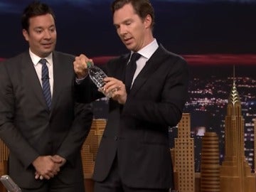 El sorprendente truco que realizó el actor Benedict Cumberbatch en un programa de televisión El sorprendente truco que realizó el actor Benedict Cumberbatch en un programa de televisión