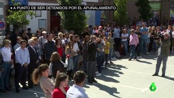 Familia y amigos de del joven apuñalado en las fiestas de San Agustín de Guadalix critican la falta de personal sanitario y policial 