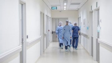 Médicos caminando en un hospital (Archivo)