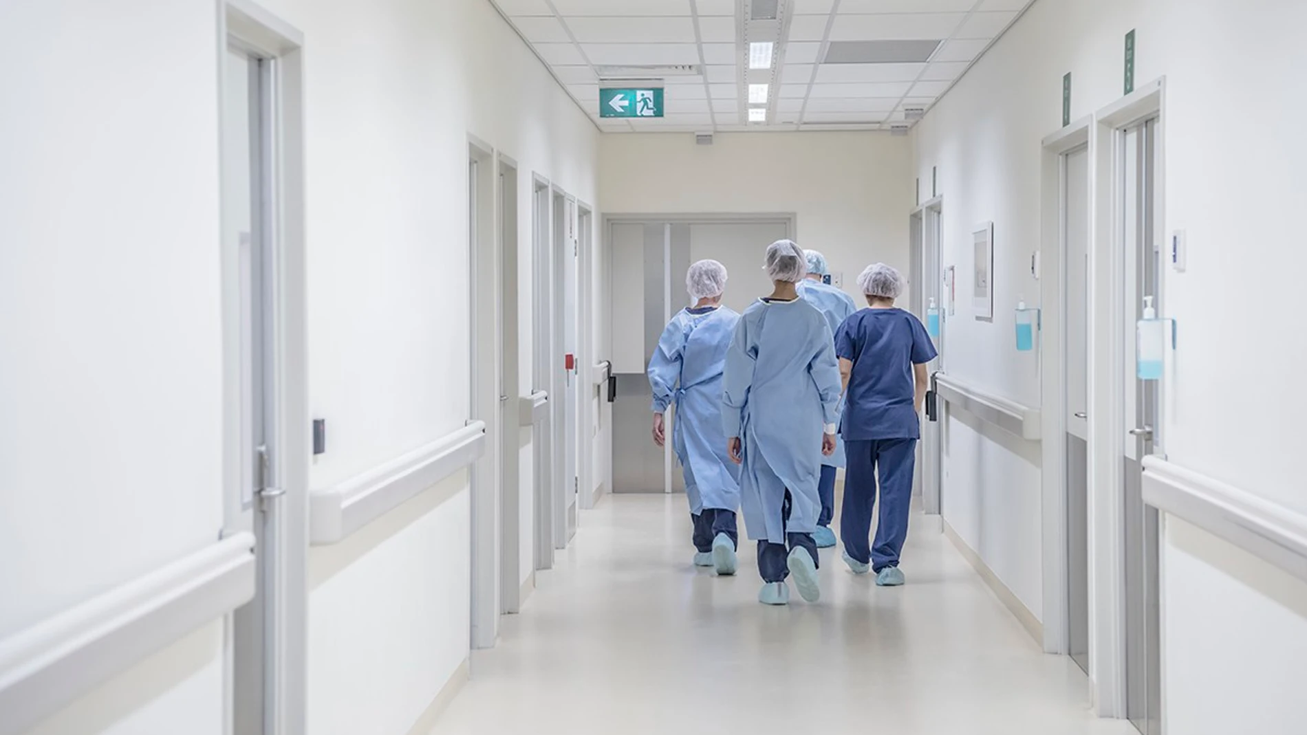 Médicos caminando en un hospital (Archivo)