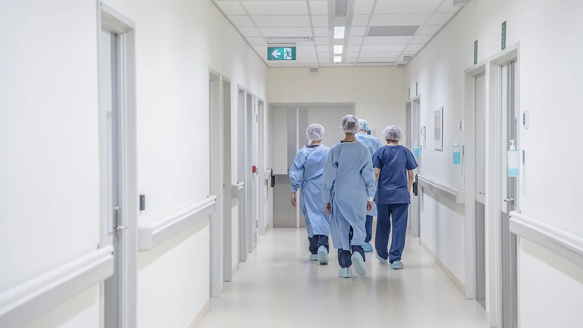 Médicos caminando en un hospital (Archivo)