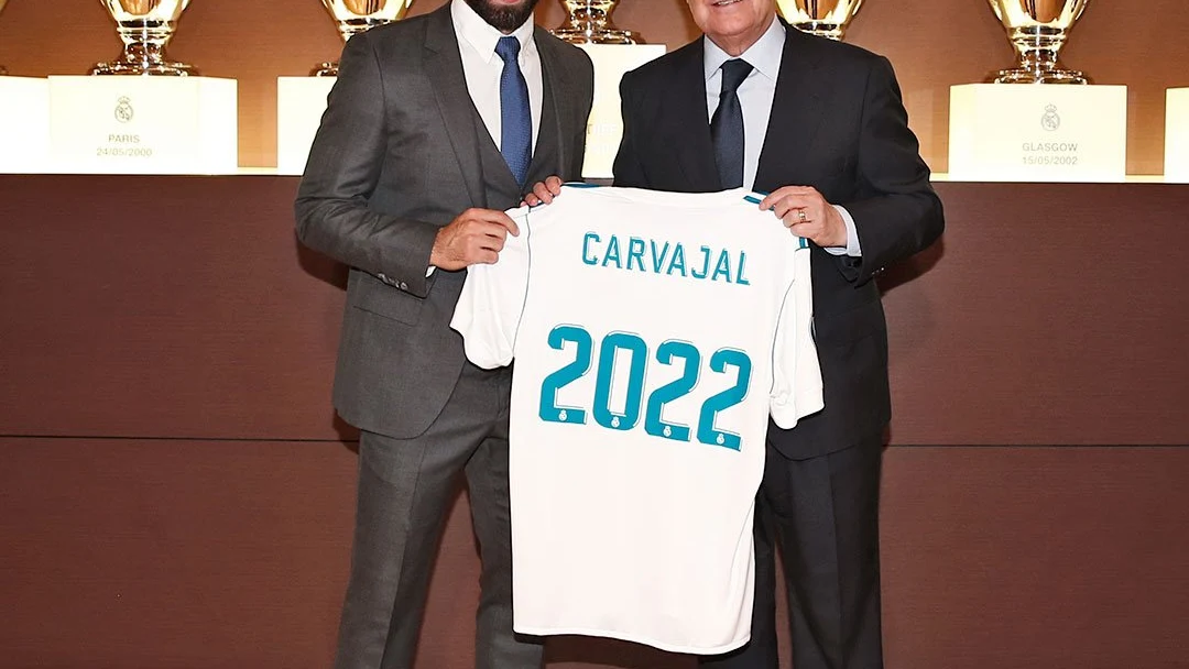 Dani Carvajal posa con Florentino Pérez en el acto de su renovación