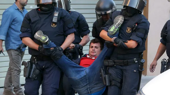 Manifestante frente a la sede de Unipost en Terrassa Manifestante frente a la sede de Unipost en Terrassa
