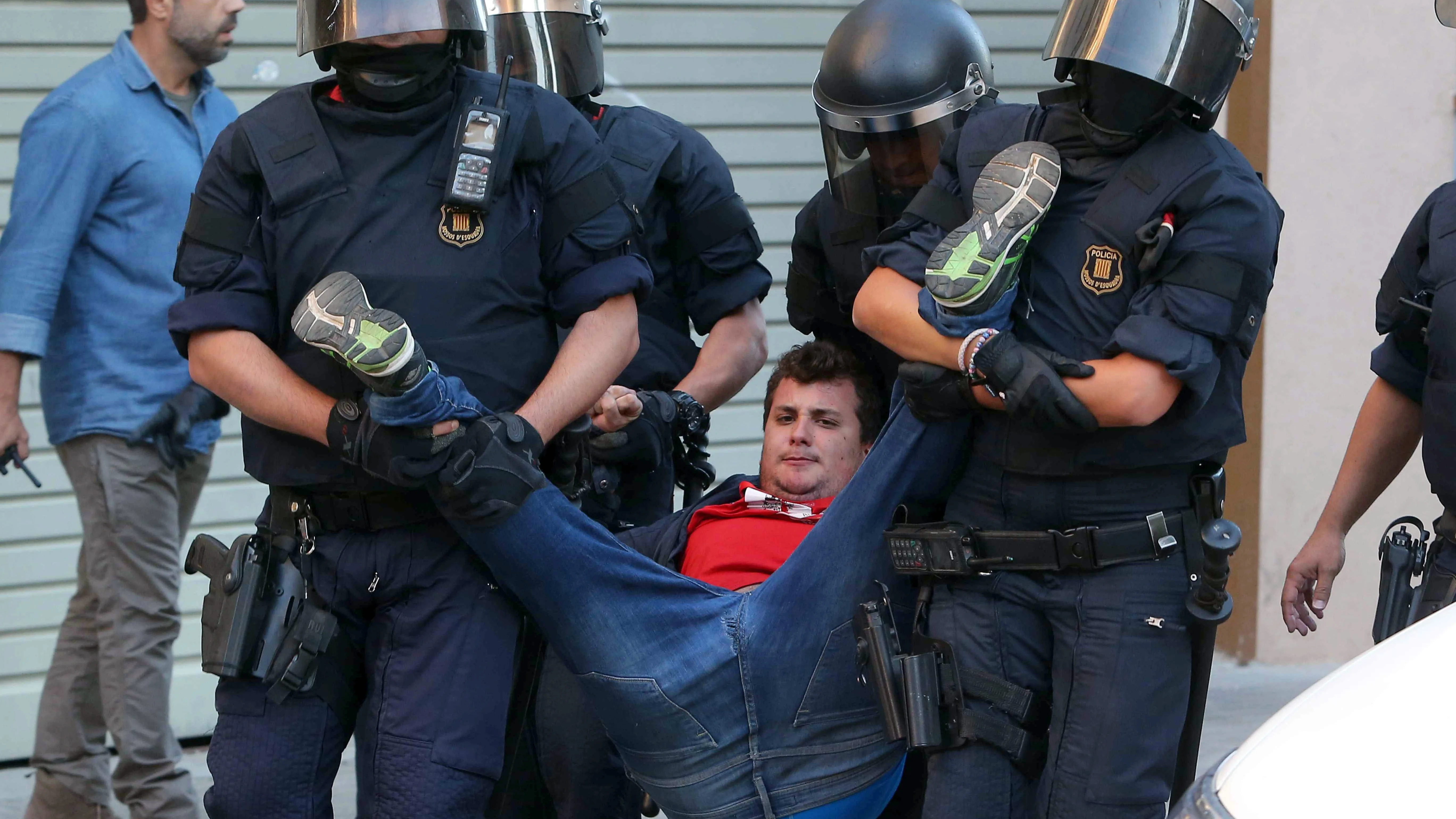 Manifestante frente a la sede de Unipost en Terrassa