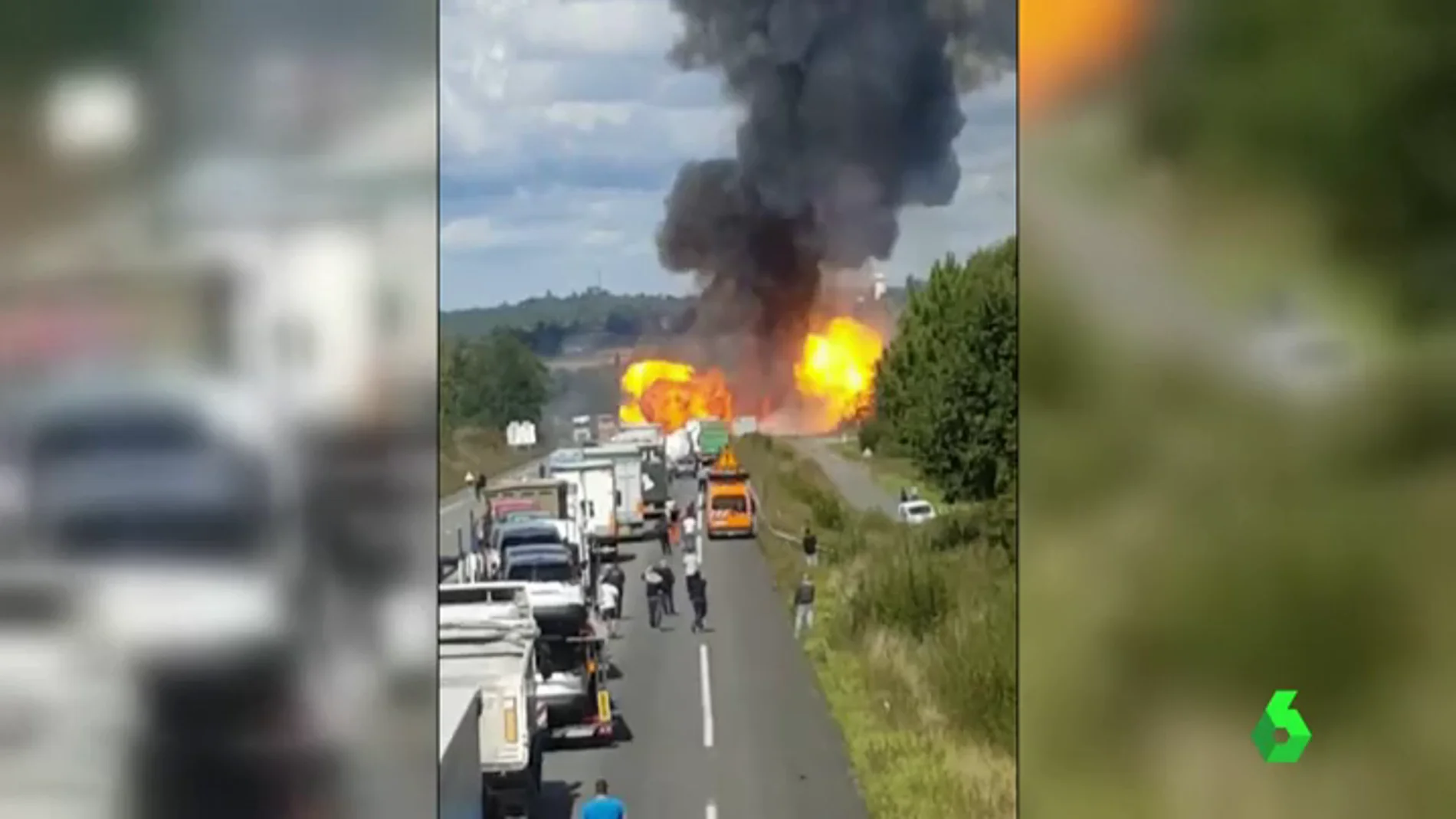 Un camión con bombonas de gas causa varias explosiones en una carretera de Francia