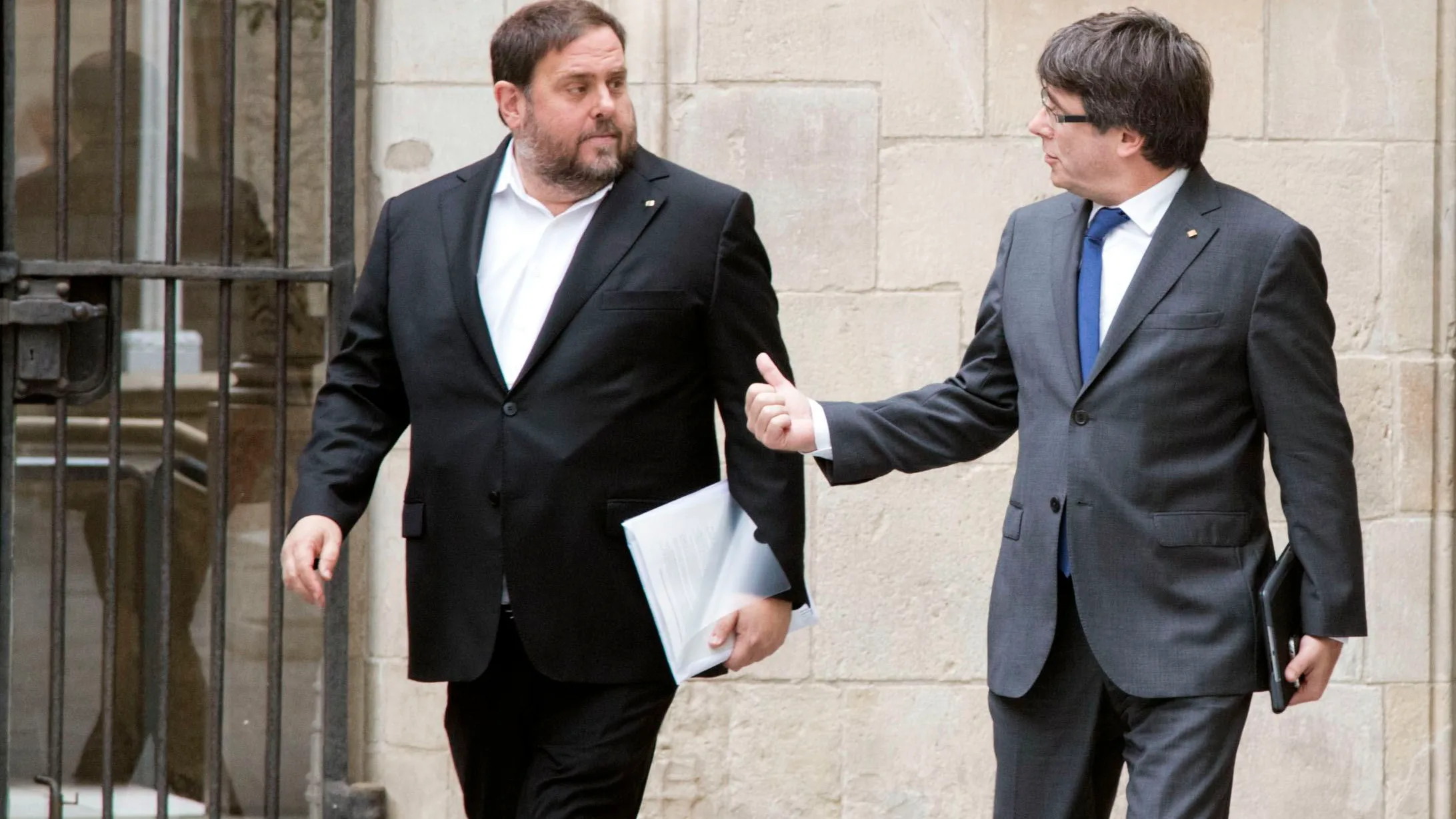 El presidente de la Generalitat, Carles Puigdemont, junto al vicepresidente, Oriol Junqueras