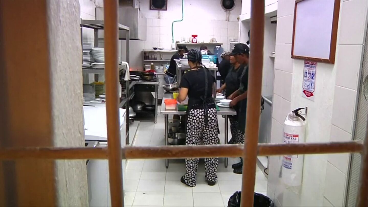  Una c&aacute;rcel de Colombia abre un restaurante dirigido por 20 reclusas 