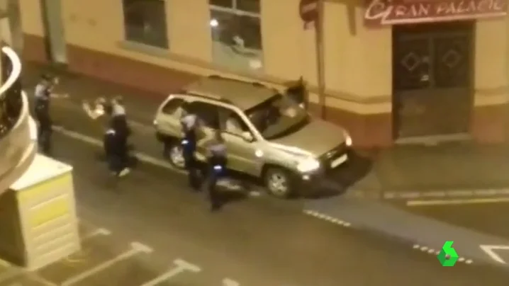 Armado con un palo, así se enfrenta un hombre a cuatro policías que lo pararon por exceso de velocidad 