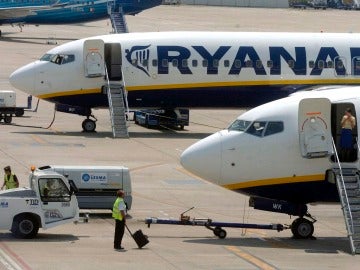 Dos aviones de la aerolínea irlandesa de bajo coste Ryanair Dos aviones de la aerolínea irlandesa de bajo coste Ryanair
