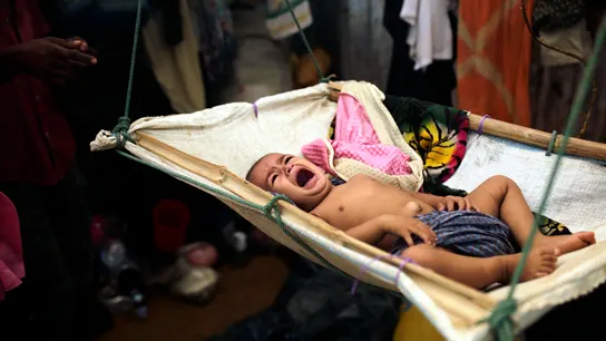 Un bebé de la etnia musulmana rohinyá llora sobre una hamaca en un campamento de refugiados Un bebé de la etnia musulmana rohinyá llora sobre una hamaca en un campamento de refugiados