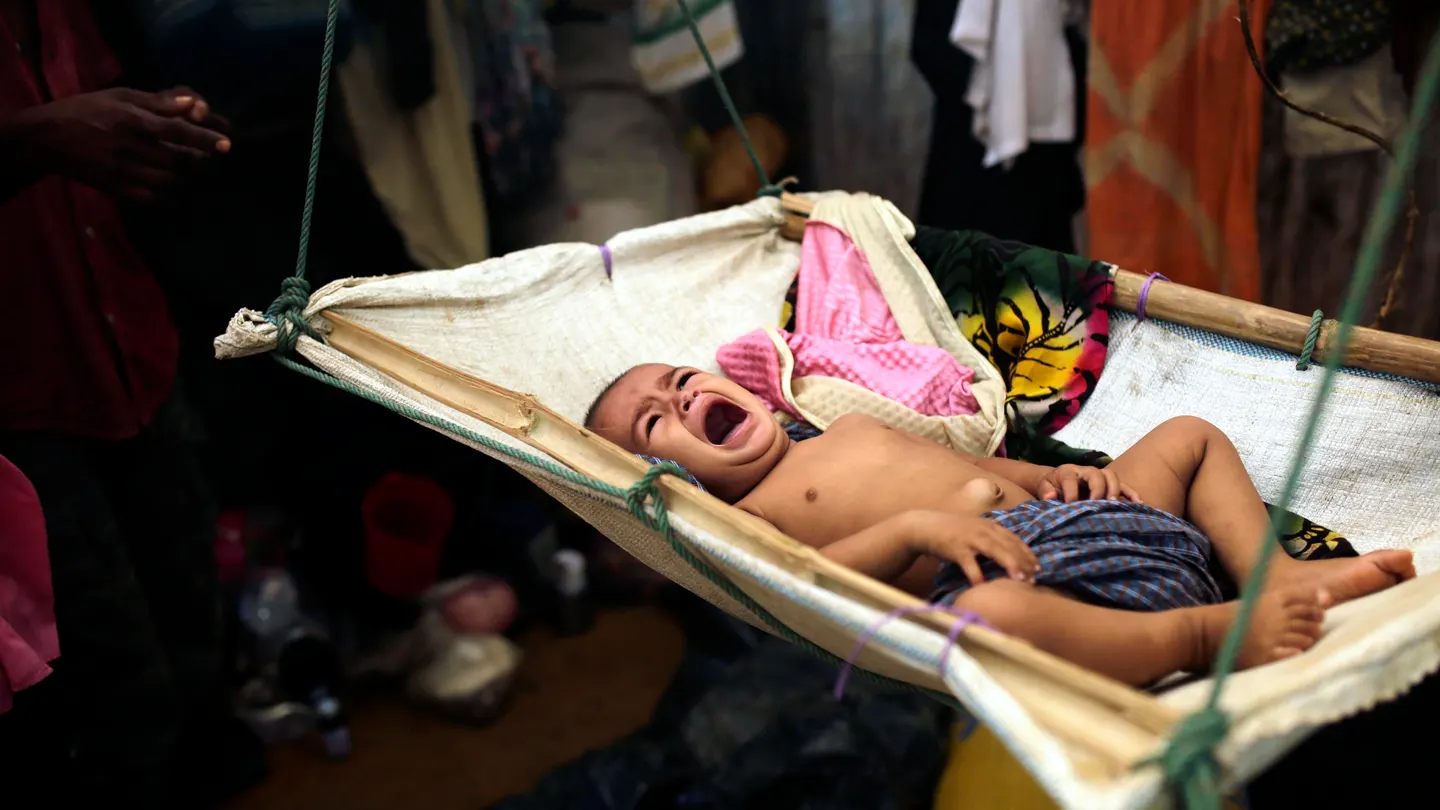 Un bebé de la etnia musulmana rohinyá llora sobre una hamaca en un campamento de refugiados Un bebé de la etnia musulmana rohinyá llora sobre una hamaca en un campamento de refugiados