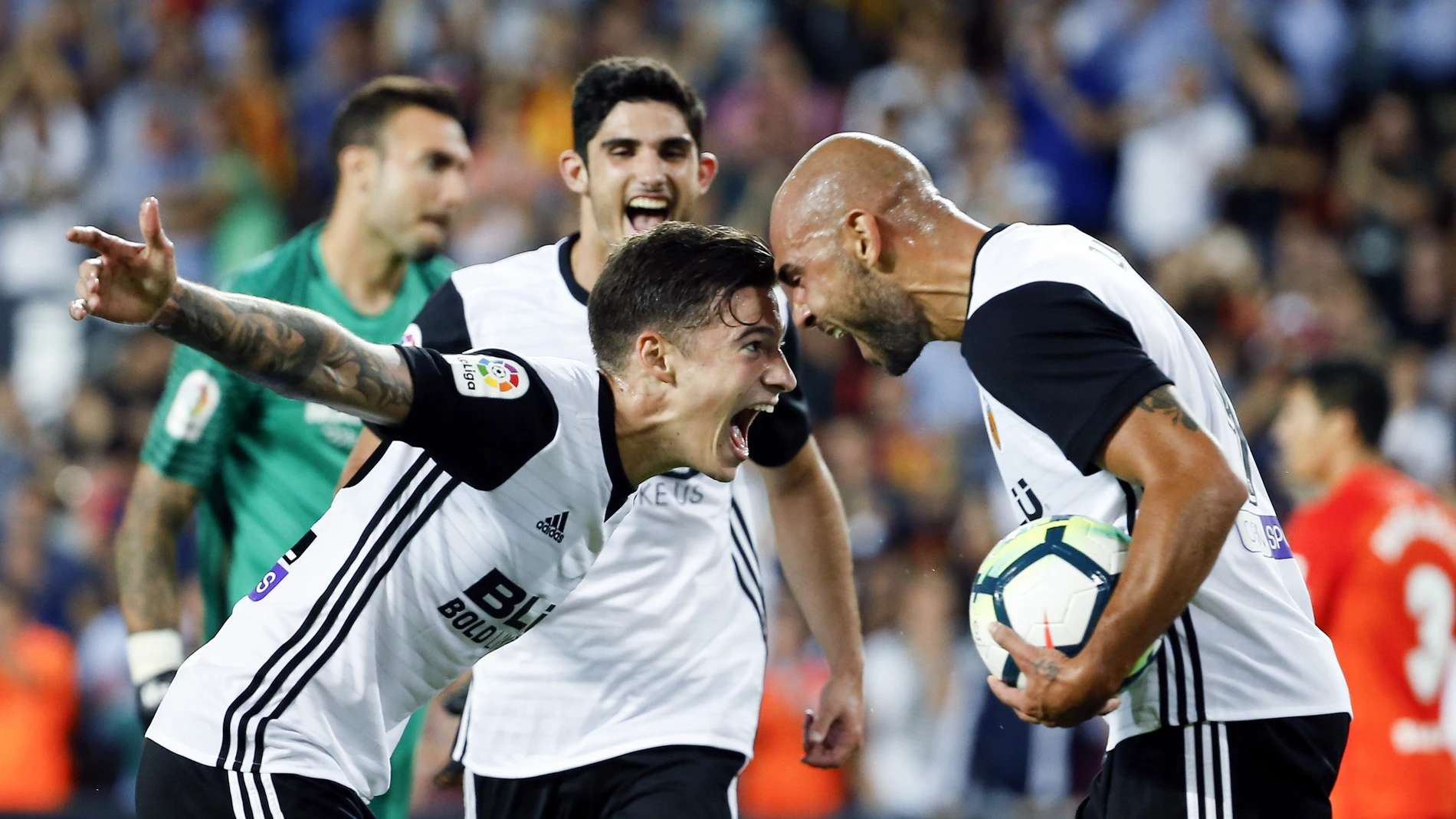 Santi Mina y Zaza celebran uno de los goles del Valencia ante el Málaga