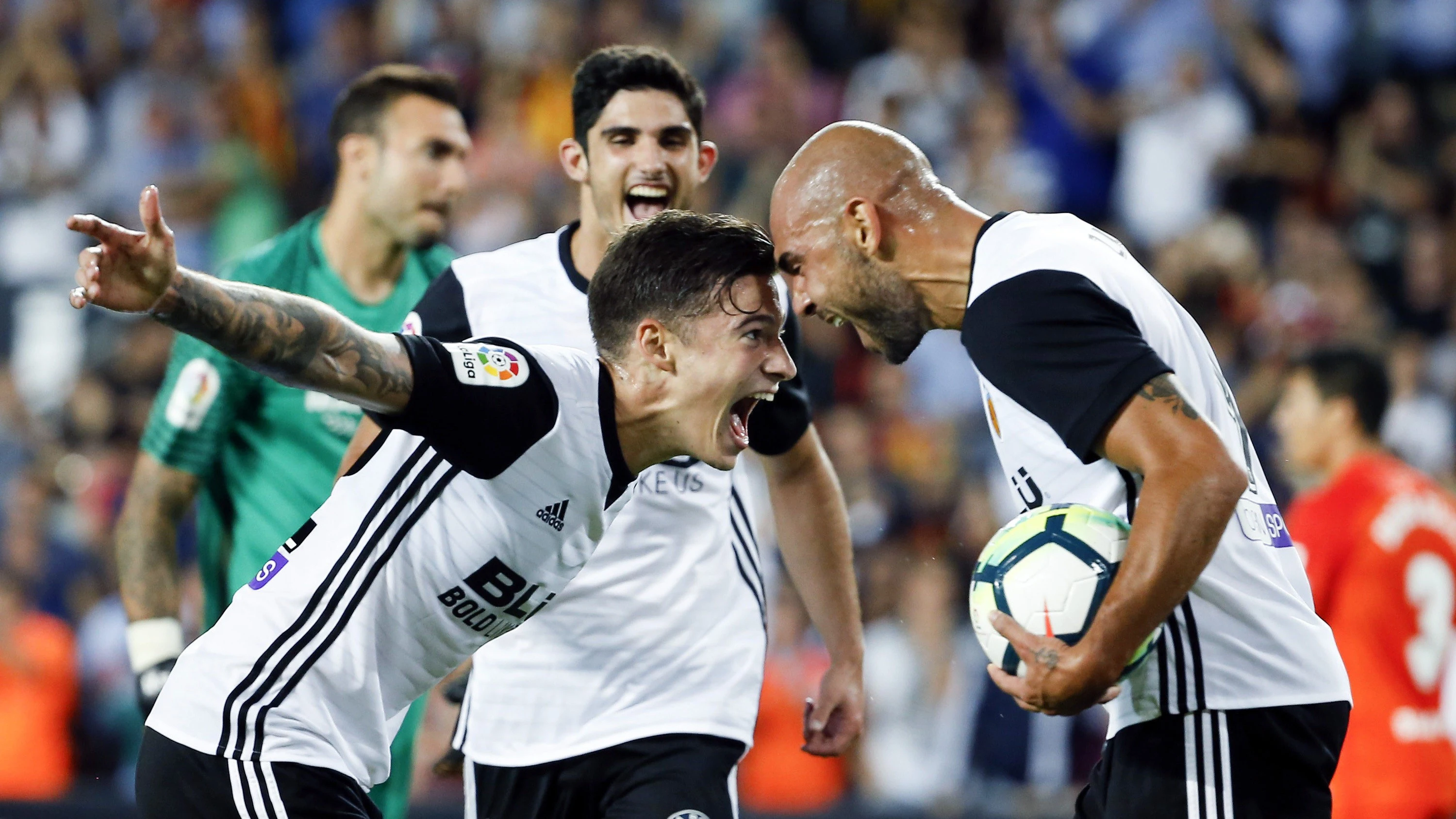 Santi Mina y Zaza celebran uno de los goles del Valencia ante el Málaga