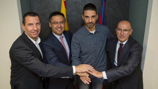 Navarro posa con Bartomeu tras llegar a un acuerdo