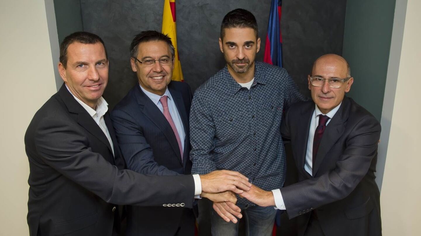 Navarro posa con Bartomeu tras llegar a un acuerdo