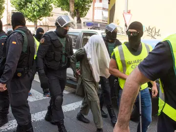 Miembros de la Guardia Civil custodian a un detenido en una operación anterior en Lleida contra el terrorismo yihadista