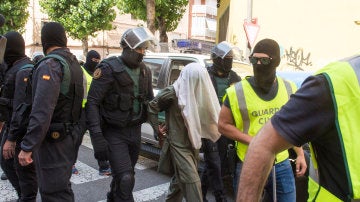 Miembros de la Guardia Civil custodian a un detenido en una operación anterior en Lleida contra el terrorismo yihadista