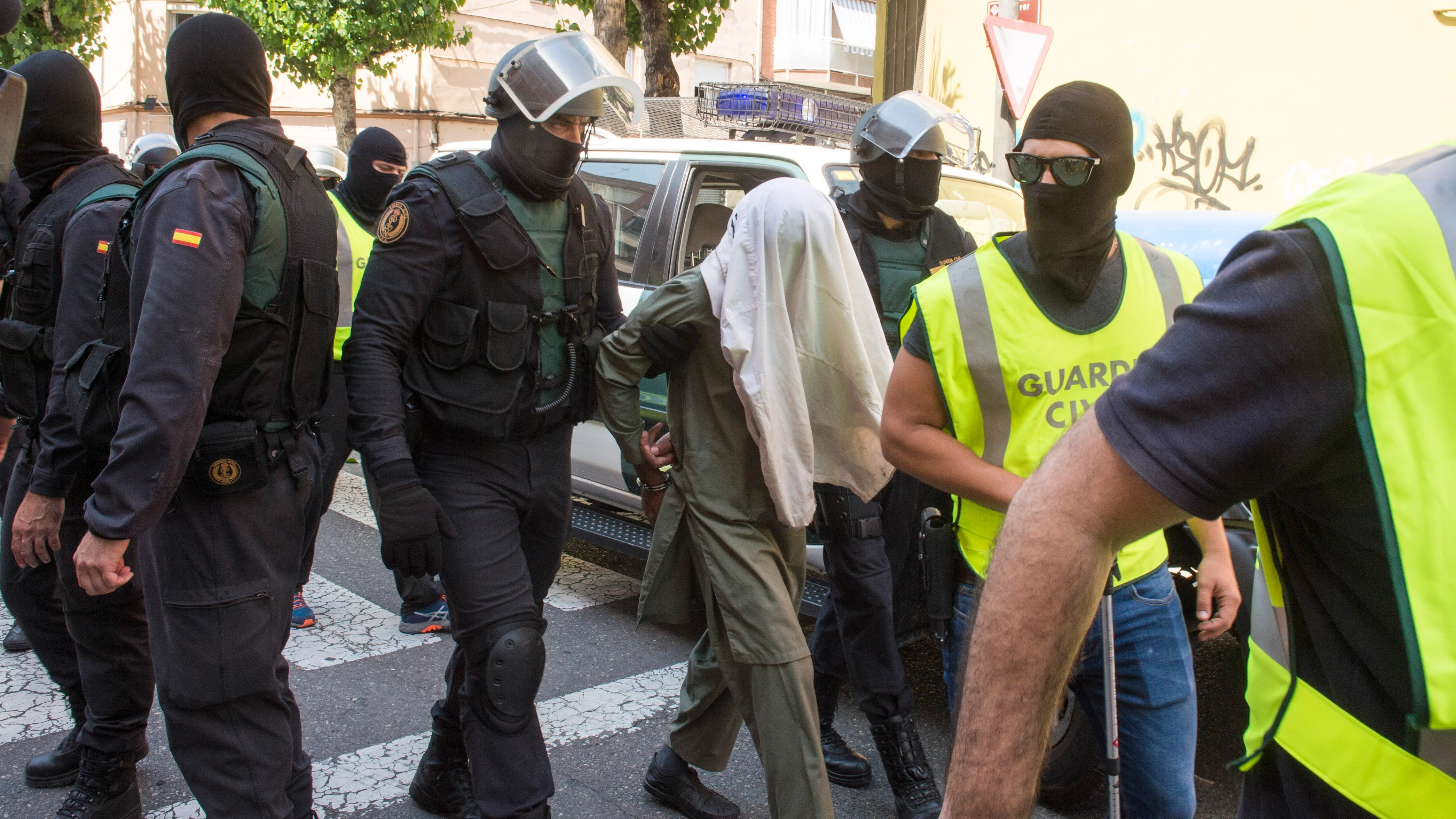 Miembros de la Guardia Civil custodian a un detenido en una operación anterior en Lleida contra el terrorismo yihadista