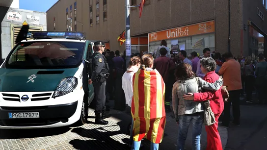 Numerosas personas permanecen ante la oficina de la empresa de mensajería Unipost en Terrassa Numerosas personas permanecen ante la oficina de la empresa de mensajería Unipost en Terrassa