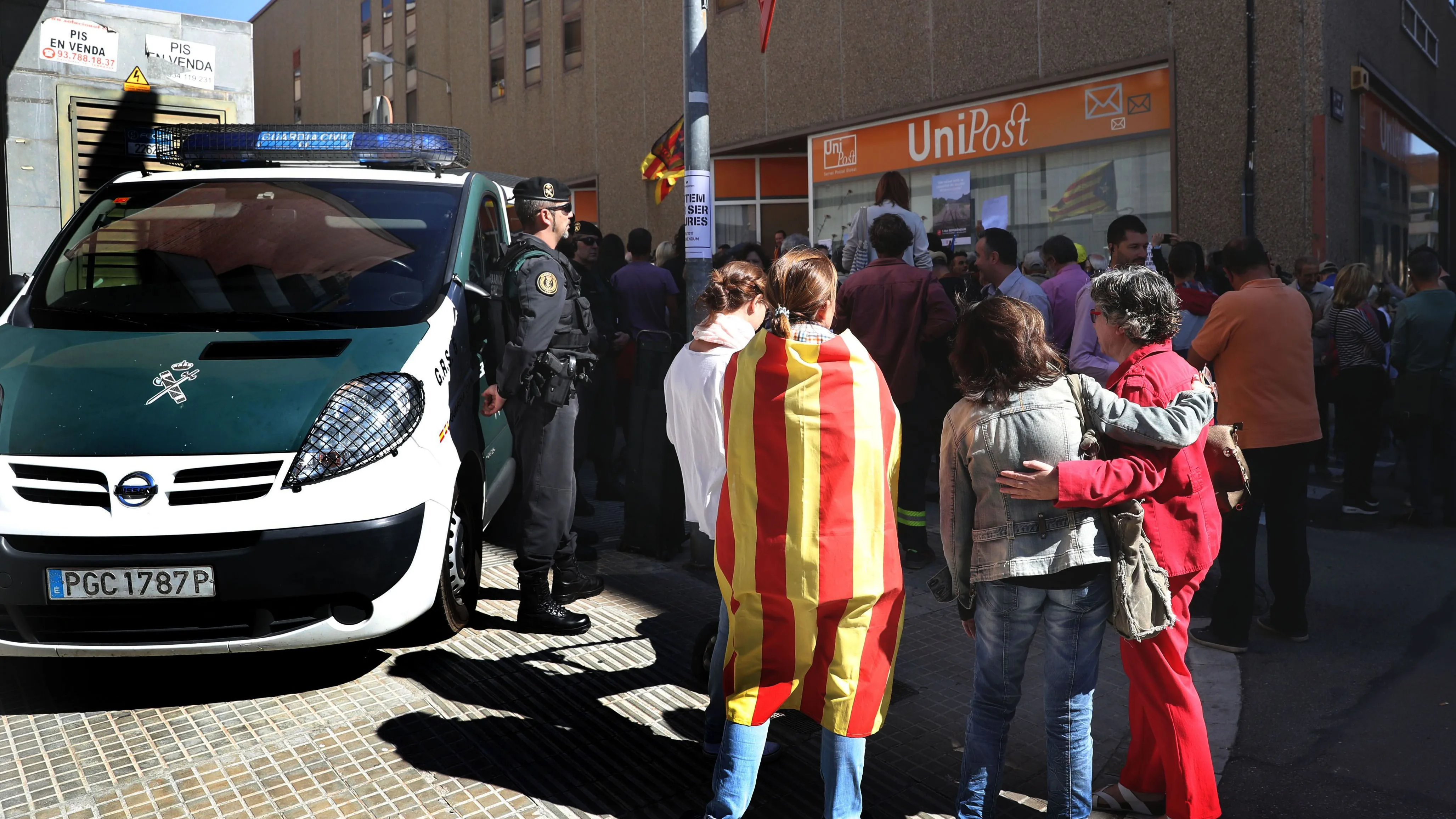 Numerosas personas permanecen ante la oficina de la empresa de mensajería Unipost en Terrassa