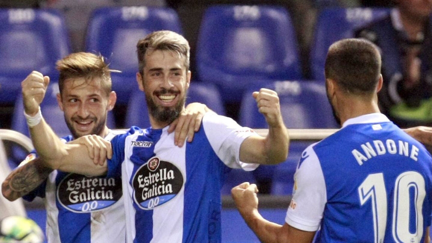 Los jugadores del Deportivo celebran el gol de Luisinho ante el Alav&eacute;s