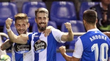 Los jugadores del Deportivo celebran el gol de Luisinho ante el Alavés