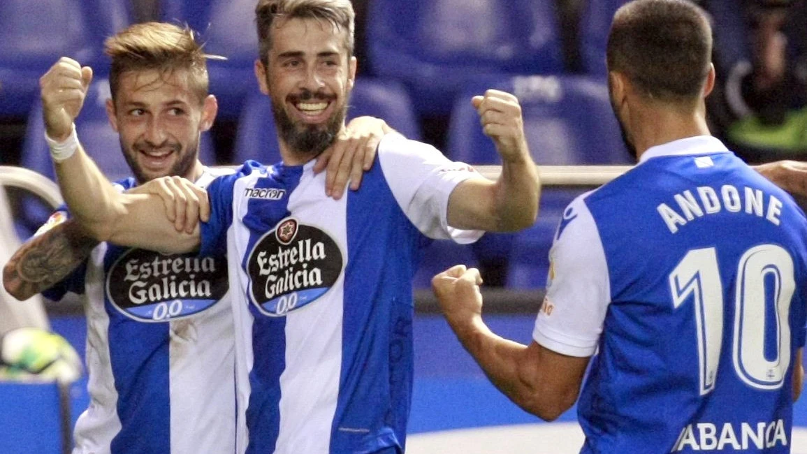 Los jugadores del Deportivo celebran el gol de Luisinho ante el Alavés