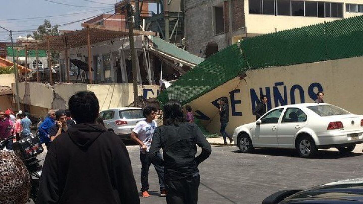Imagen del colegio derrumbado por el fuerte terremoto de M&eacute;xico