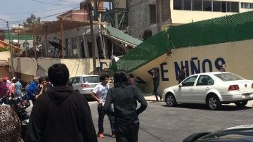 Imagen del colegio derrumbado por el fuerte terremoto de México