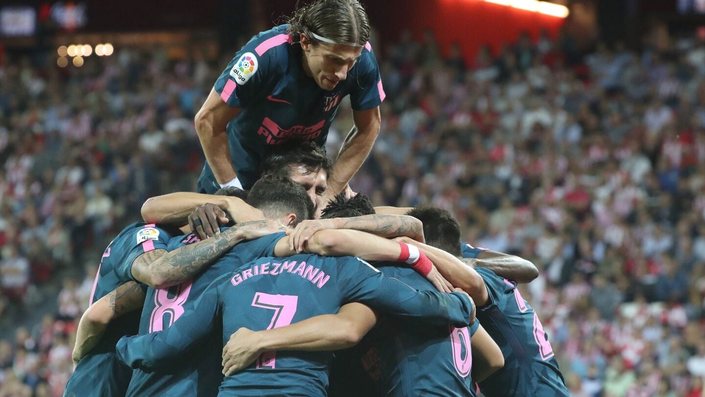 El Atl&eacute;tico de Madrid celebra en grupo un gol en San Mam&eacute;s